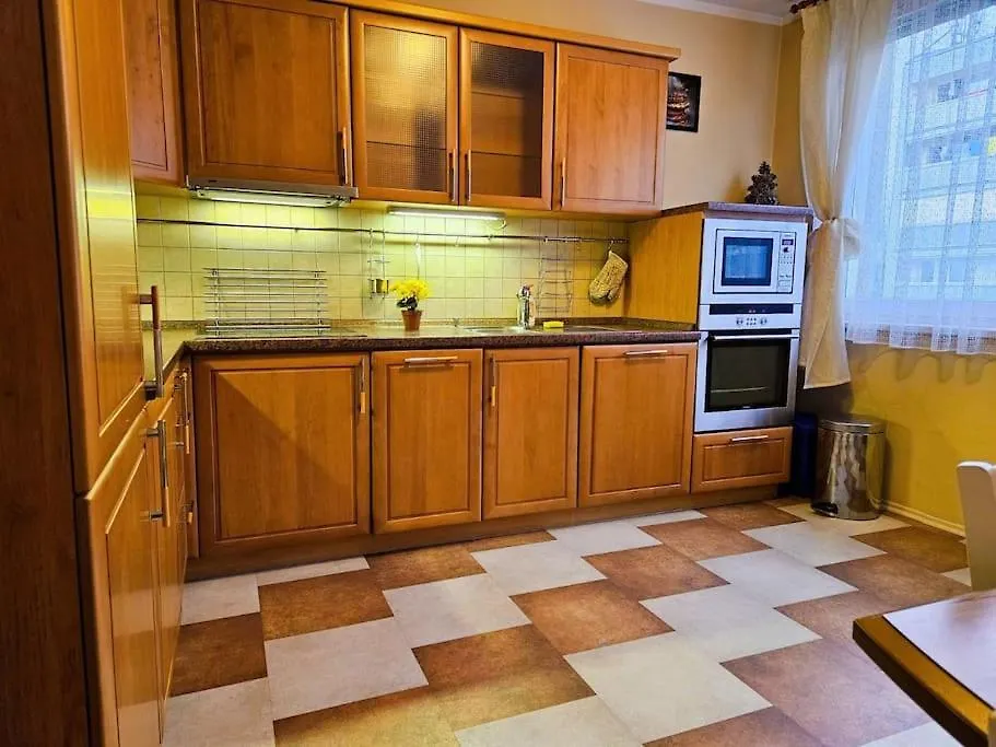 Family Apt For 6, 10Mins To Centre, Free Parking, Quiet Location, New Furniture, Balcony Prague